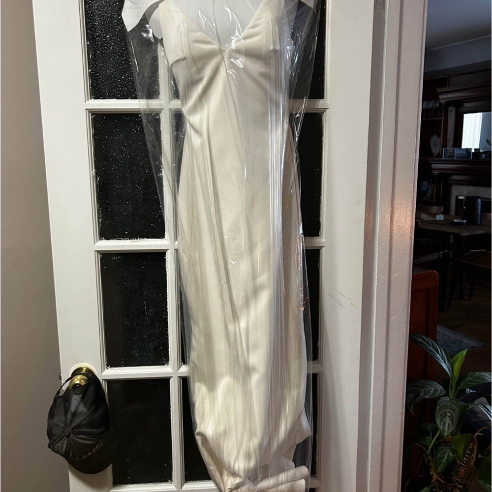 Elegant White Backless Dress - Picture 5 of 5